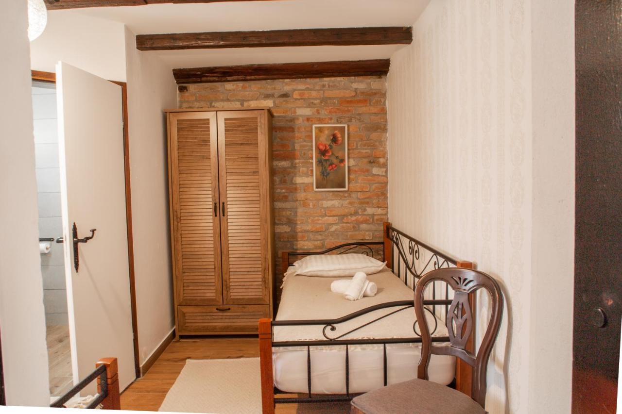 Tri Mudraca Inn Karanac Exterior photo
